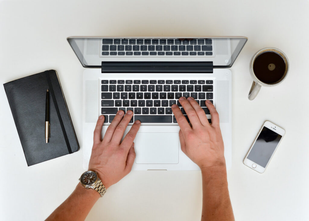 MacBook mit Hand Hamburg19